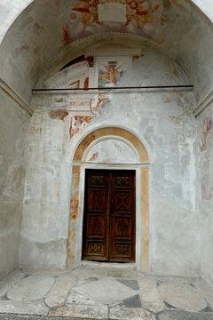 Fresques murales anciennes sur la fa&ccedil;ade ext&eacute;rieure de l'Eglise de Fontaney en Italie dans la vall&eacute;e d'Aoste