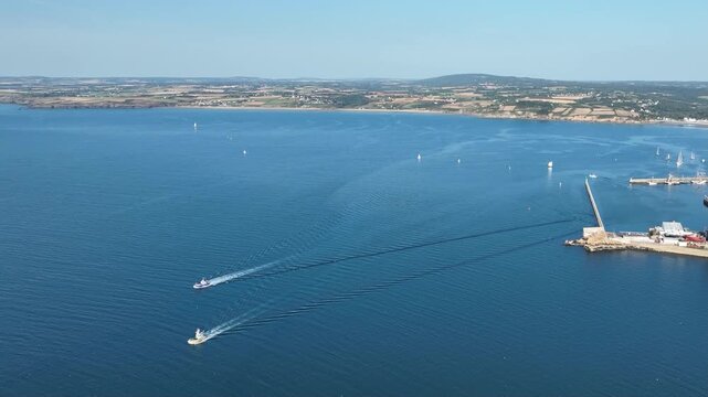 survol du port et des plages de Douarnenez en Bretagne
