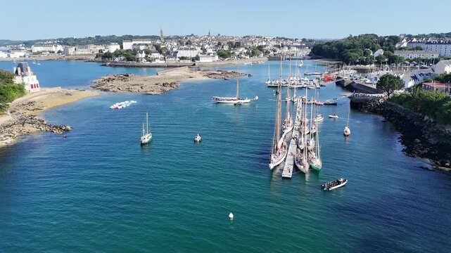 voiliers et vieux gr&eacute;ments dans le port de Douarnenez
