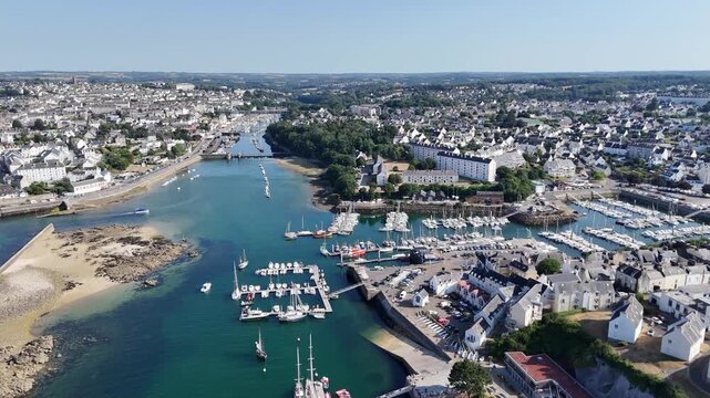 voiliers et vieux gr&eacute;ments dans le port de Douarnenez