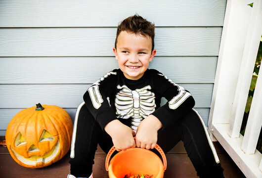 Little boy dressed up as a skelleton