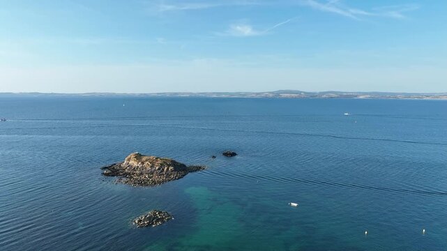 survol du port et des plages de Douarnenez en Bretagne