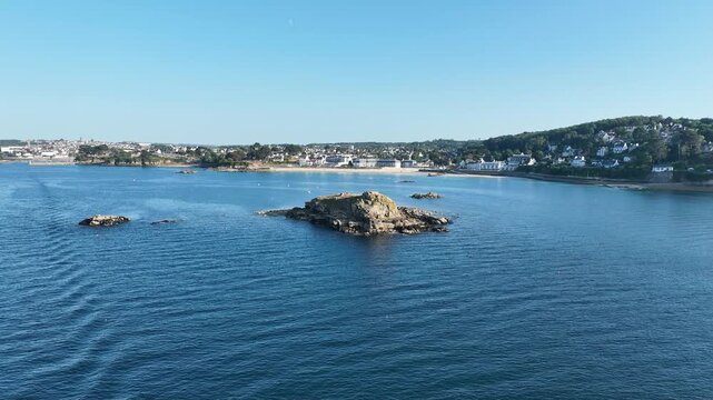 survol du port et des plages de Douarnenez en Bretagne