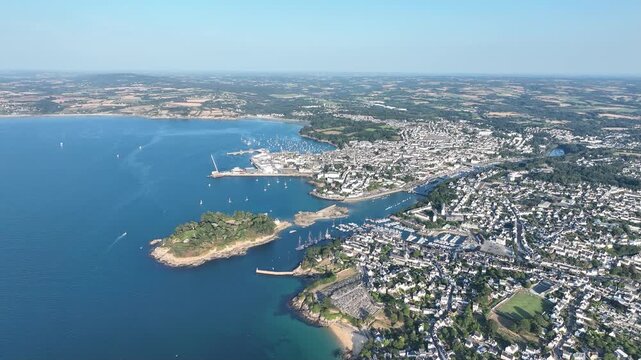 voiliers et vieux gr&eacute;ments dans le port de Douarnenez