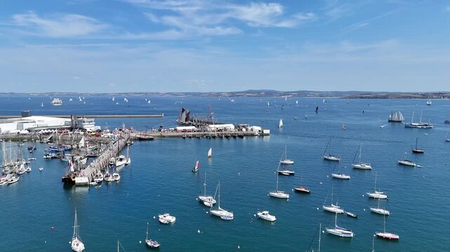 voiliers et vieux gr&eacute;ments dans le port de Douarnenez
