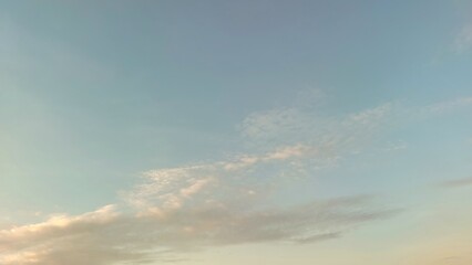 Obraz premium Soft pastel sky with wispy clouds and warm sunrise light