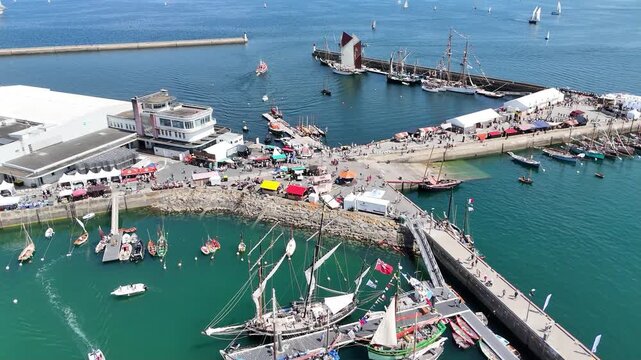 voiliers et vieux gr&eacute;ments dans le port de Douarnenez