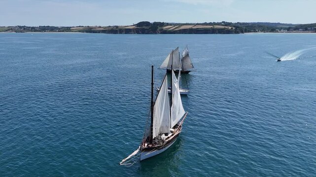 voiliers et vieux gr&eacute;ments dans le port de Douarnenez