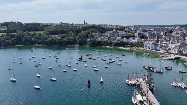 voiliers et vieux gr&eacute;ments dans le port de Douarnenez