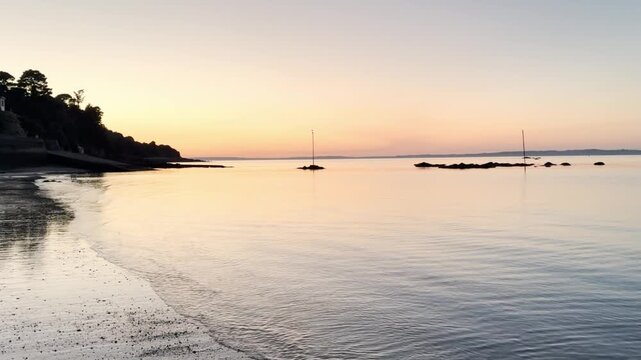survol de Douarnenez en Bretagne au soleil couchant