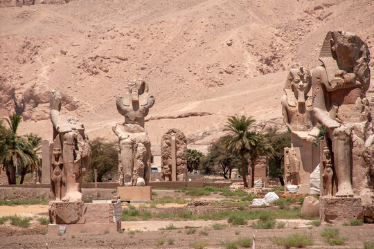 Los colosos del templo funerario de Amenofis III, L&uacute;xor