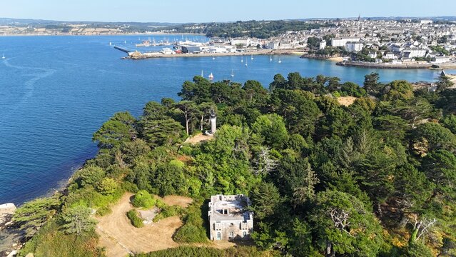 survol du port et des plages de Douarnenez en Bretagne