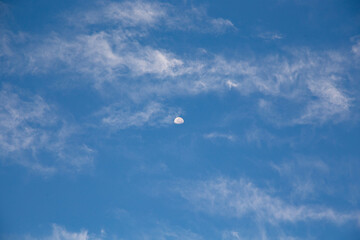 Luna in cielo mattutino con nuvole  © errem