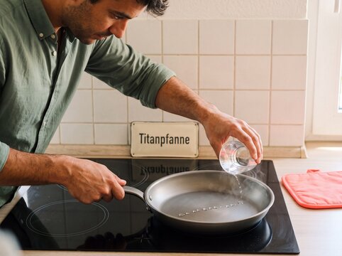 Titanpfanne im Wassertest auf dem Induktionsherd