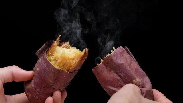半分に割った焼き芋から湯気が立ち上る4K動画