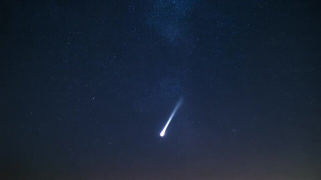 星降る夜に流れる彗星(動画)　A comet streaking across the starry sky