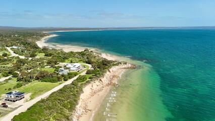 Obraz premium Baudin Beach, Kangaroo Island, South Australia – 4K Aerial Drone View of Turquoise Coastline, Sandy Beaches, VIP Beach, Coastal Homes, Green Farmland and Scenic Island Landscape