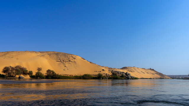 La vida en el r&iacute;o Nilo al atardecer en Egipto
