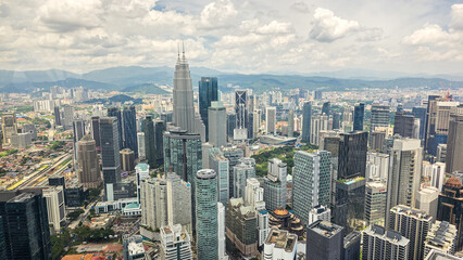 Obraz premium Elevated view of Kuala Lumpur central business district, Malaysia with modern and iconic sky scrappers