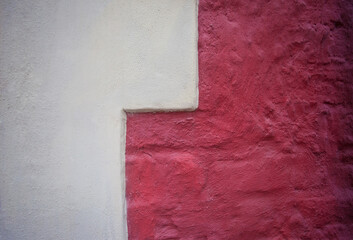 Tynk strukturalny koloru biało-czerwonego na ścianie budynku. White and red textured plaster on the wall of a building.  © 123108 Aneta