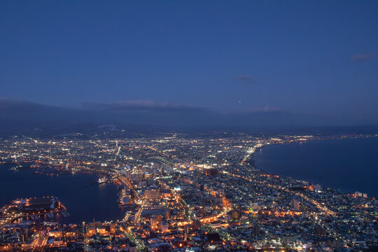 函館山から望むきらめく市街地の夜景と津軽海峡（Glittering city night view and Tsugaru Strait viewed from Mount Hakodate）