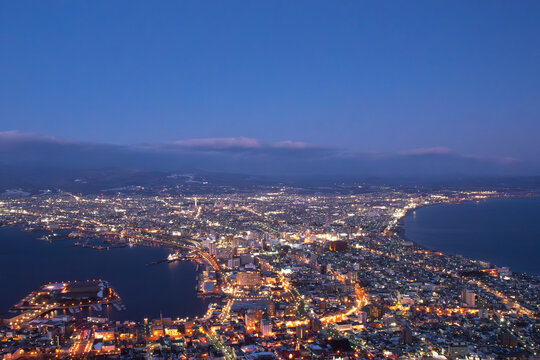函館山から見下ろすマジックアワーの夜景と函館湾（Magic hour night view and Hakodate Bay overlooking from Mount Hakodate）