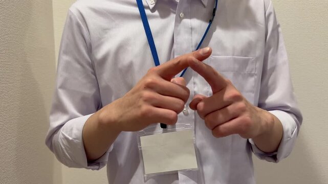 指でバツを作るビジネスマン