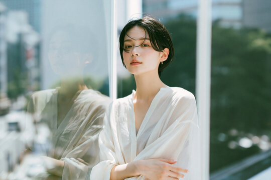 透明感のあるショートカットの女性。