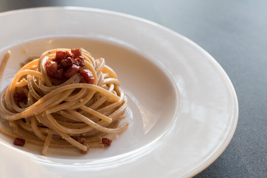 Spaghetti Pomodorini Gialli Guanciale Close-Up