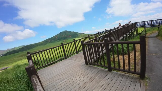 阿蘇の草原に伸びる木製遊歩道と夏の青空、熊本県阿蘇山の展望デッキ（Mount Aso Boardwalk Kumamoto Japan）