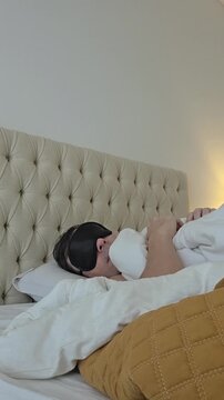 homem relaxando dormindo na cama 