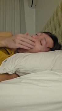 homem relaxando dormindo na cama 