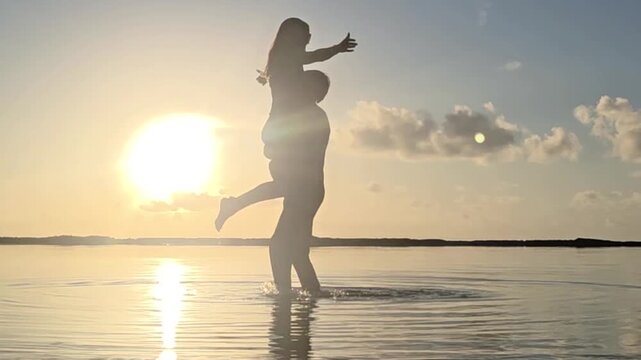 casal romantico andando juntos no p&ocirc;r do sol 
