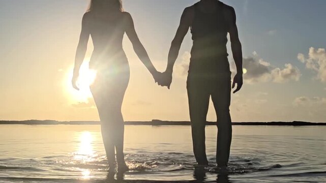 casal romantico andando juntos no p&ocirc;r do sol 