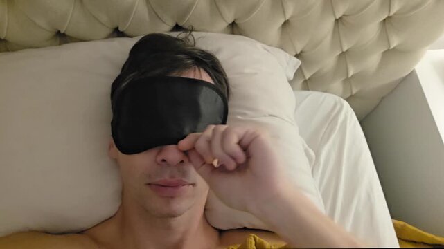 homem relaxando dormindo na cama 