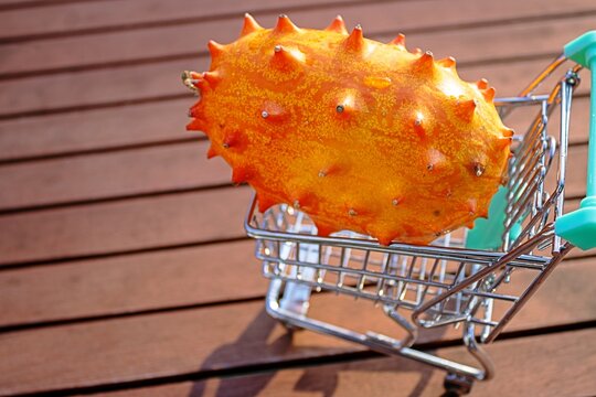 kleiner einkaufswagen mit einer kiwano