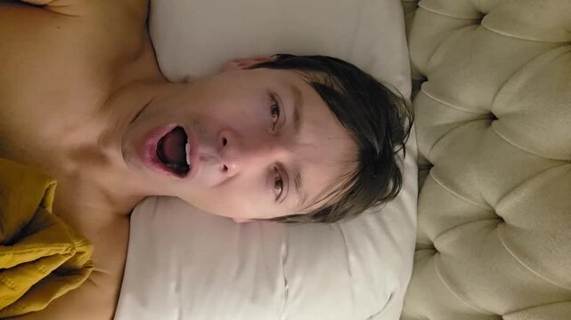 homem relaxando dormindo na cama 