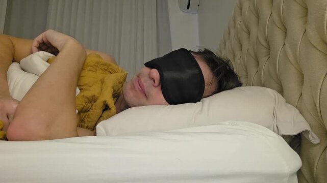 homem deitado na cama para dormir 