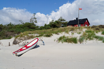 Obraz premium Haus in der Dünenlandschaft bei Hagestad Naturreservat, Schweden