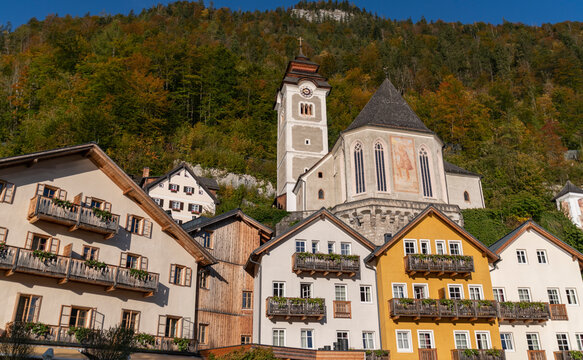 Pfarrkirche Mari&auml; Himmelfahrt (the Catholic Parish Church of the Assumption of Mary), sitting proudly above the iconic, pastel-colored alpine houses in Hallstatt, Austria. 