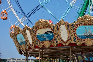 回転木馬の屋根の装飾に描かれたイルカの絵　茨城県ひたち海浜公園 © もふいち