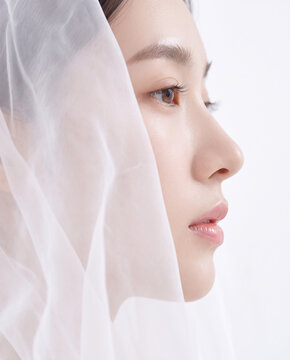 베일 두른 정면 여성 &middot; Front-facing Veiled Woman