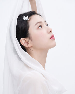 베일 두른 정면 여성 &middot; Front-facing Veiled Woman
