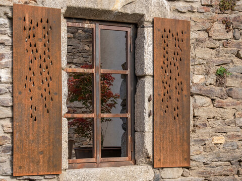 Chaude-Aigues  d&eacute;tail de maison ancienne restaur&eacute;e