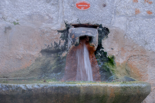 Chaude-Aigues  une des sources d'eau chaude