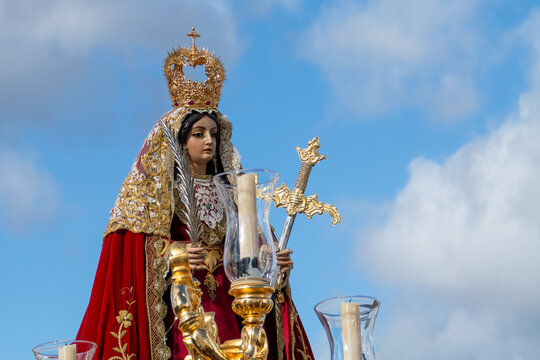 Talla de Santa Catalina engalanada en su d&iacute;a festivo. Celebraci&oacute;n de las fiestas de Santa Catalina en El Granado, Huelva (Espa&ntilde;a). Talla de gran importancia cultural y espiritual para los vecinos.