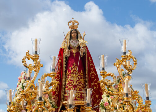 Talla de Santa Catalina engalanada en su d&iacute;a festivo. Celebraci&oacute;n de las fiestas de Santa Catalina en El Granado, Huelva (Espa&ntilde;a). Talla de gran importancia cultural y espiritual para los vecinos.