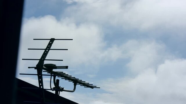 古いアンテナと霧雲が流れる空　早回し