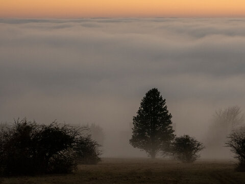 coucher de soleil depuis le relais de Montfaucon au-dessus de la mer de nuages qui couvre Besan&ccedil;on