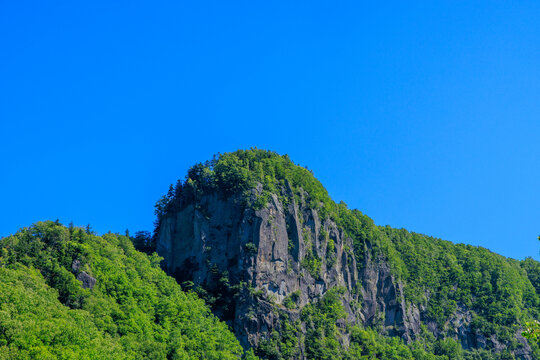 夏の北海道の層雲峡の絶壁